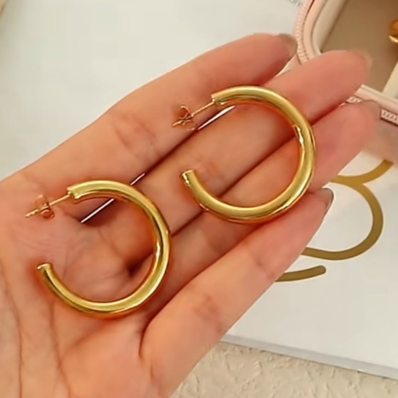 ⭐️ New Classic Gold Plated Hoop Earrings Medium Size - Picture 8 of 11